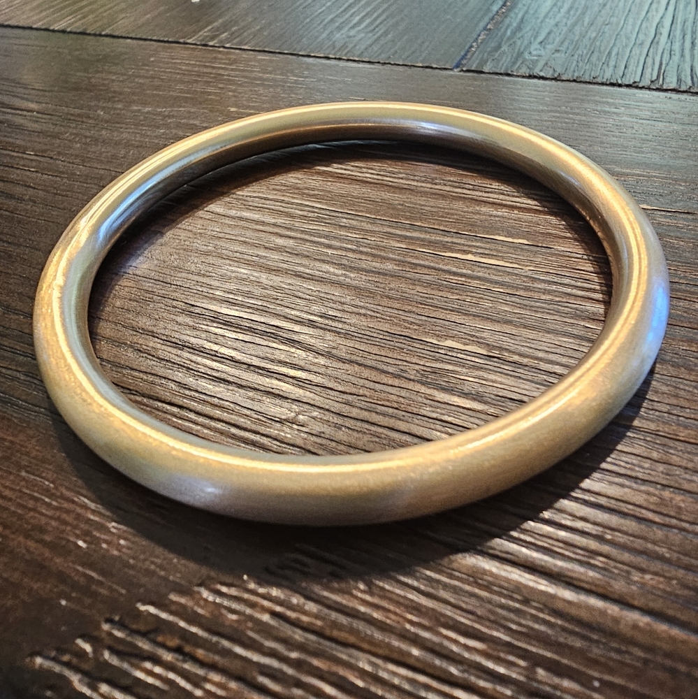 💎NWOT Gold Tone Bangle